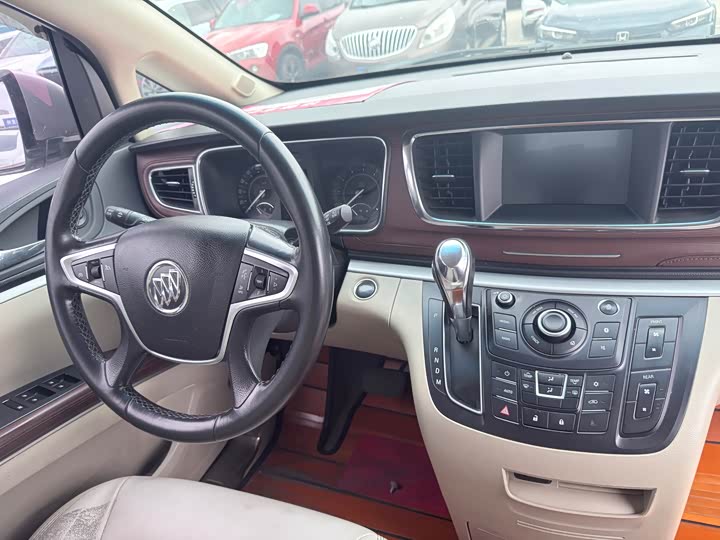 Buick GL8 2017 25 S Comfort V — фото 8