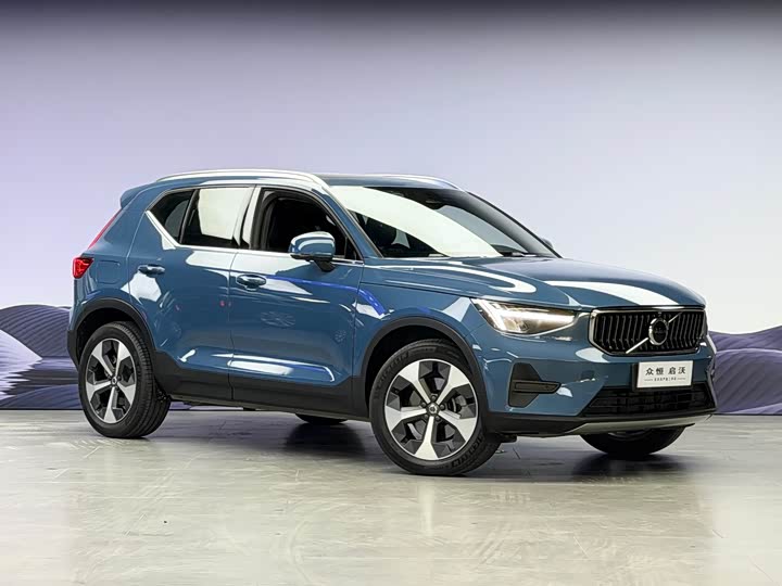 Volvo XC40 2023 B 4 WD — фото 3