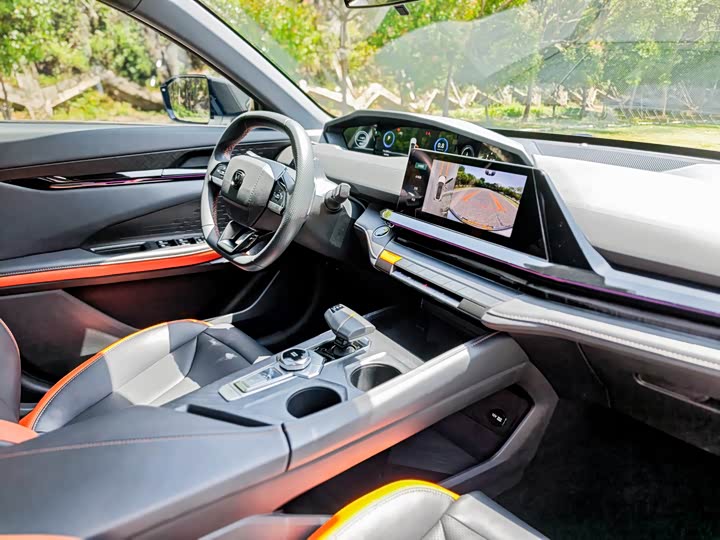 Changan UNI-V 2023 1.5 T Premium — фото 18