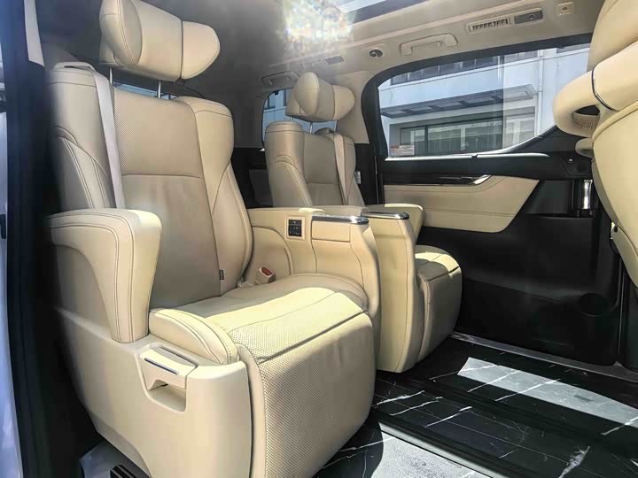 Toyota Alphard — фото 16