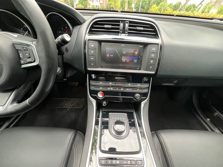 Jaguar XEL 2018 2.0 T 200 PS — фото 13