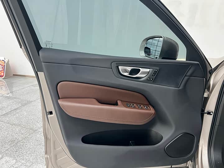 Volvo XC60 2023 B 5 4 WD — фото 18