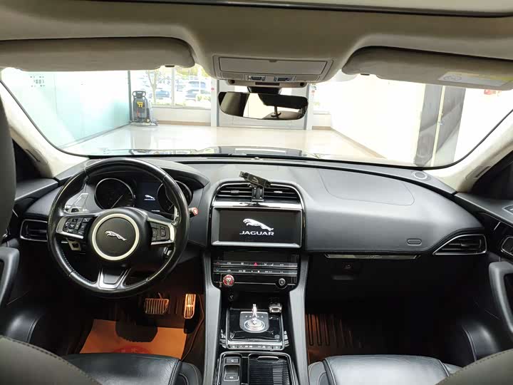 Jaguar F-PACE 2018 2.0 T 4 WD — фото 9