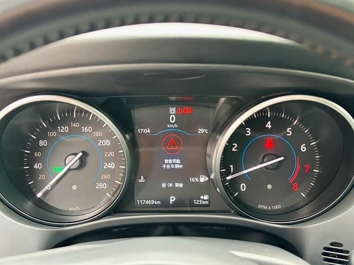 Jaguar F-PACE 2018 2.0 T 2 WD — фото 30