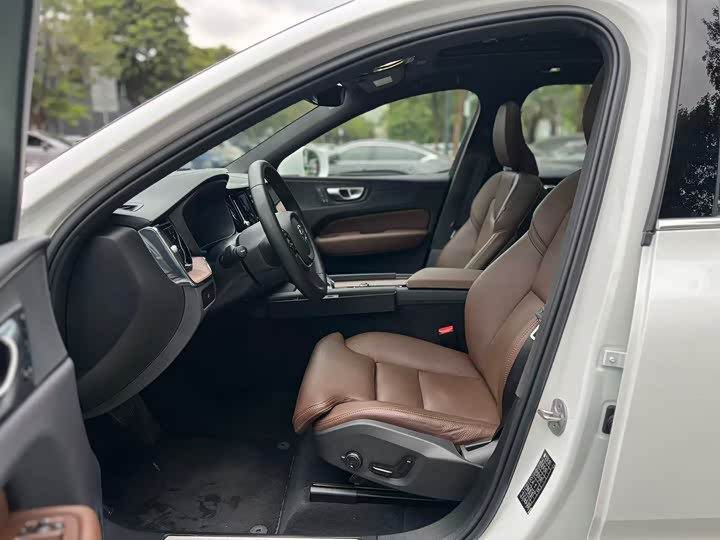 Volvo XC60 2024 B 5 4 WD — фото 4
