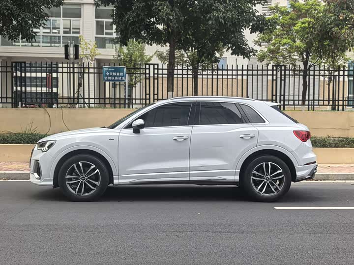 Audi Q3 2022 35 TFSI — фото 2