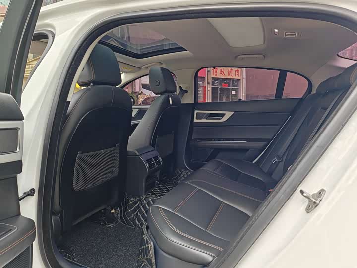 Jaguar XEL 2018 2.0 T 200 PS — фото 13