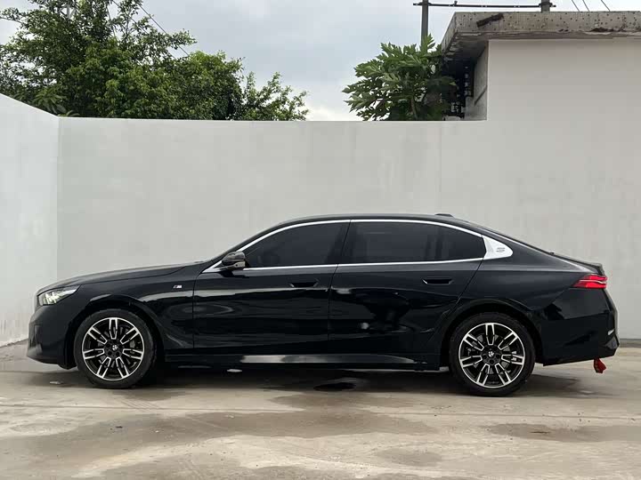 BMW 5-Series 2024 530 Li Leading M — фото 7