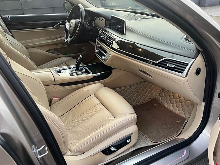 BMW 7 Series 730Li люкс — фото 12