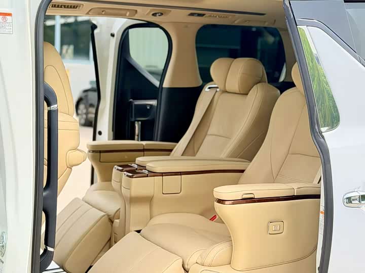 Toyota Alphard — фото 6