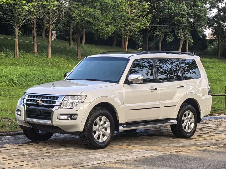 Mitsubishi Pajero — фото 1