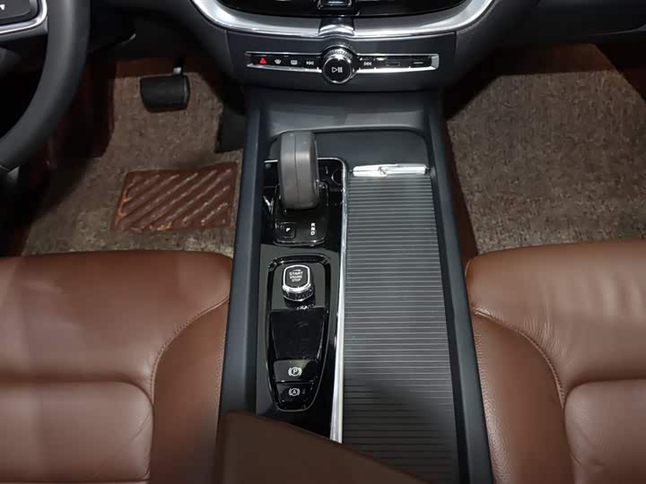 Volvo XC60 2022 B 5 4 WD — фото 15