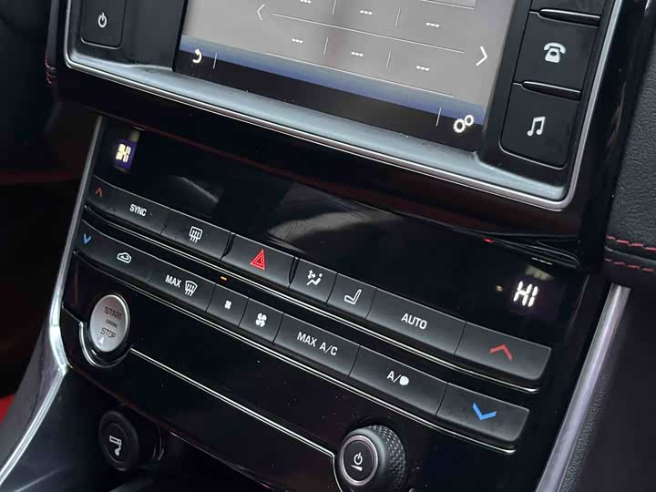 Jaguar XE 2015 2.0 T 200 PS R-Sport — фото 9