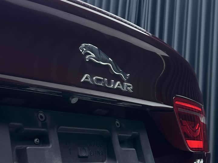 Jaguar XE 2015 2.0 T 200 PS R-Sport — фото 16
