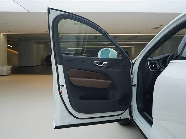 Volvo XC60 2025 B 5 4 WD — фото 17