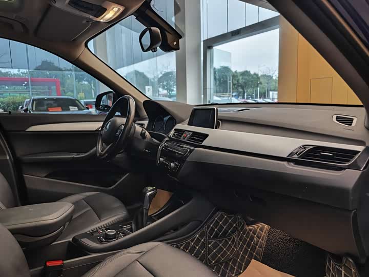 BMW X1 2019 s Drive 20 Li Leading — фото 32