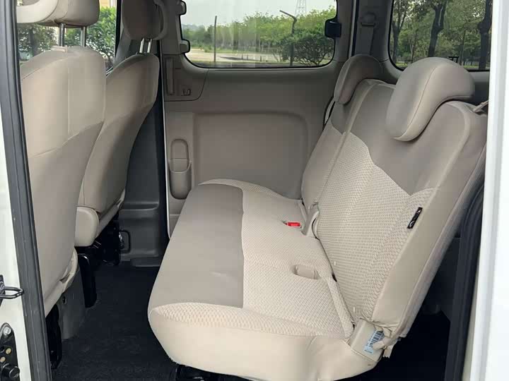 Nissan NV200 2016 1.6 L CVT — фото 8