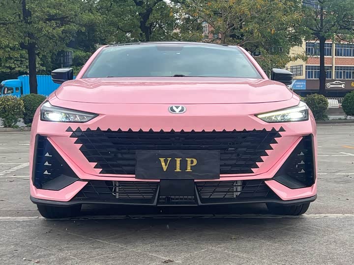 Changan UNI-V 2022 1.5 T Premium — фото 1