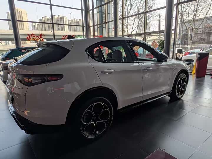 Alfa Romeo Stelvio 2023 2.0 T 280 HP Veloce — фото 5
