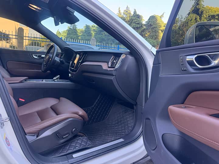 Volvo XC60 2023 B 5 4 WD — фото 4