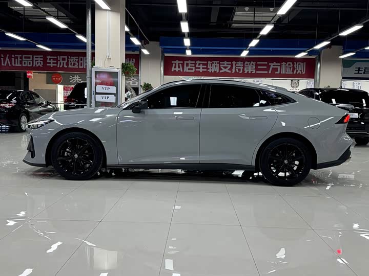 Changan UNI-V 2023 1.5 T Premium — фото 4