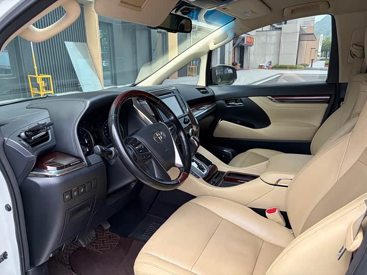 Toyota Alphard — фото 9