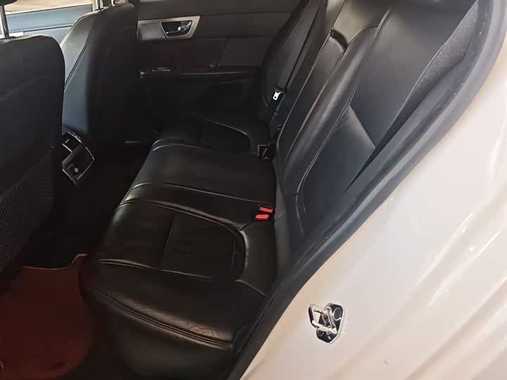 Jaguar XF 2015 XF 2.0 T — фото 17