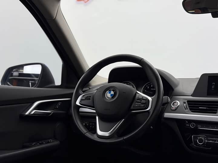 BMW 1-Series 2018 118i — фото 11