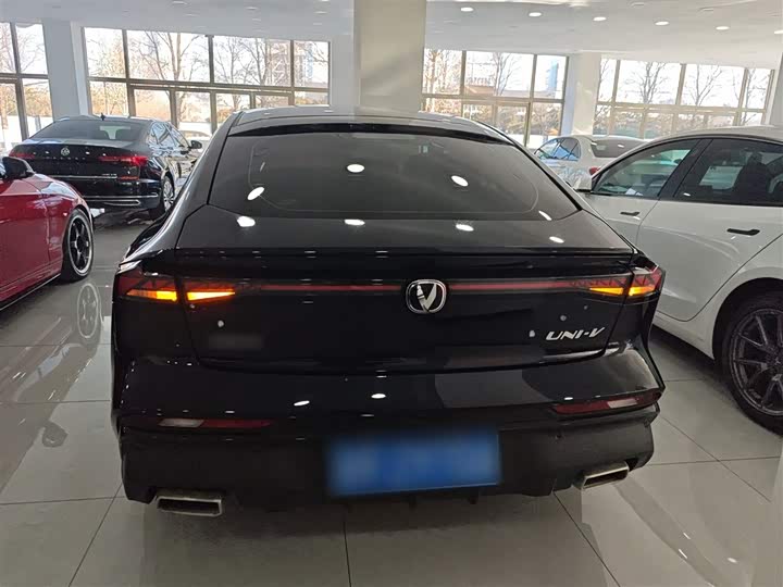 Changan UNI-V 2024 1.5 T Premium — фото 22