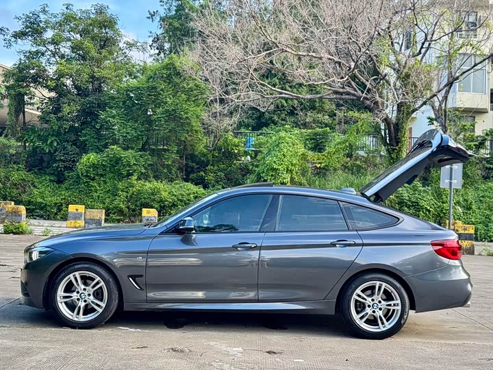BMW 3-Series 2020 320i M — фото 17