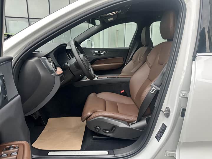 Volvo XC60 2024 B 5 4 WD — фото 8