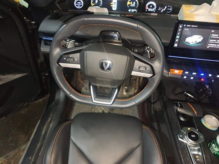 Changan UNI-V 2022 1.5 T Premium — фото 3