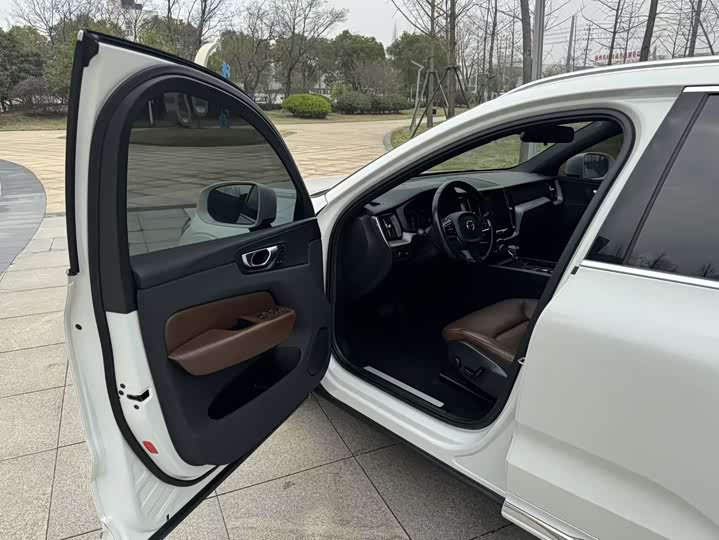Volvo XC60 2021 T 5 4 WD — фото 28