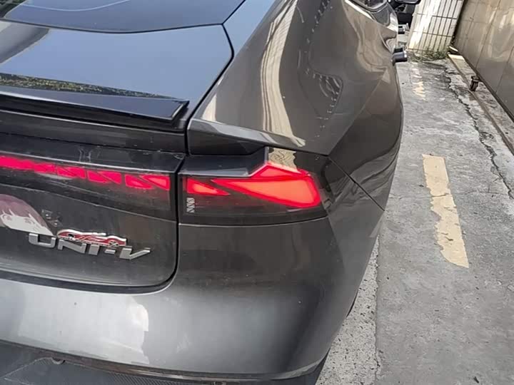 Changan UNI-V 2022 1.5 T Premium — фото 8