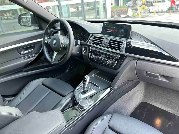 BMW 3-Series 2019 320i M — фото 25