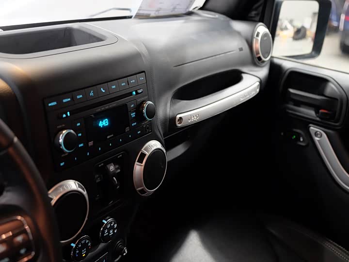 Jeep Wrangler — фото 9