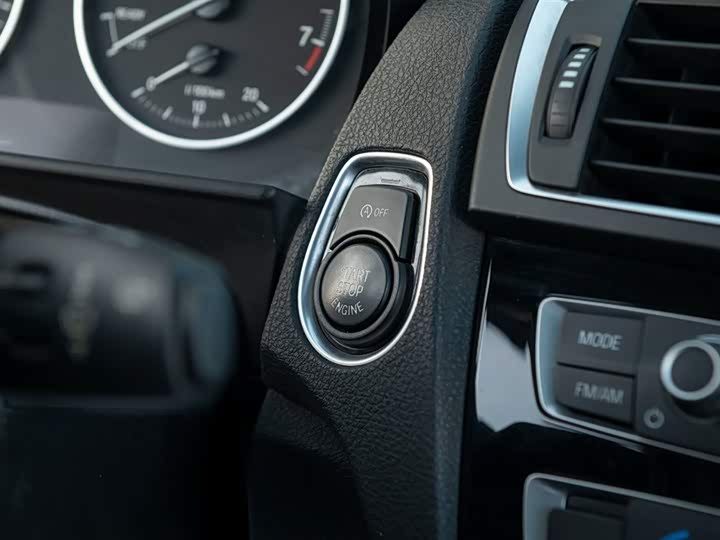 BMW 1-Series 2015 120i Leading — фото 27