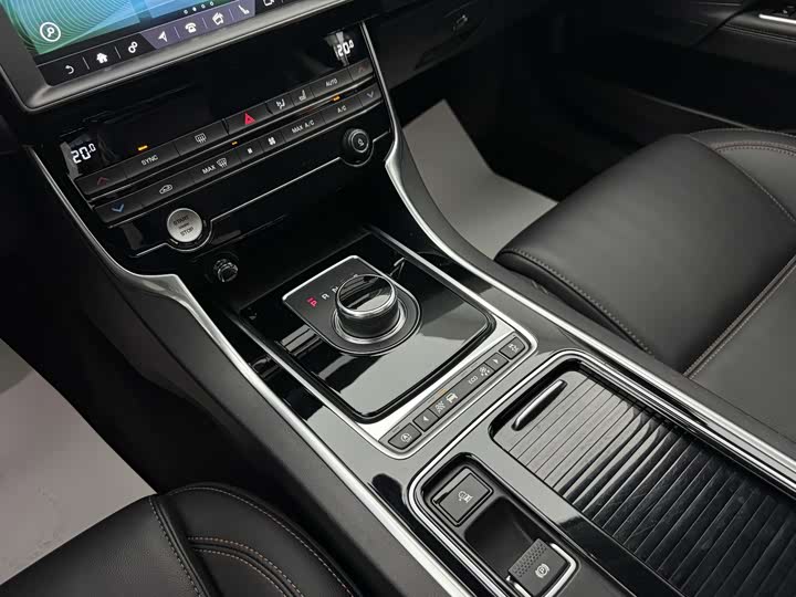 Jaguar XEL 2019 2.0 T 200 PS — фото 25