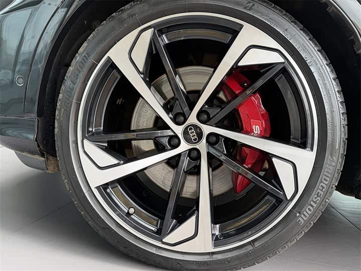 Audi SQ7 2024 4.0 TFSI — фото 13