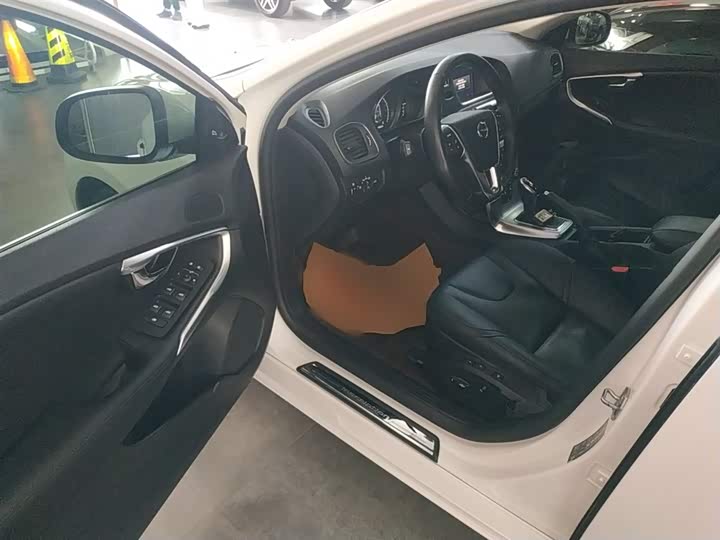 Volvo V40 2019 T 3 — фото 16