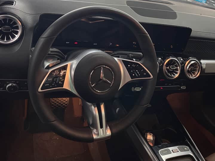 Mercedes-Benz GLB 220 динамик — фото 9