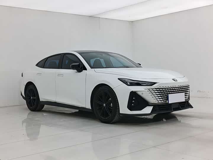 Changan UNI-V 2023 1.5 T Premium — фото 2