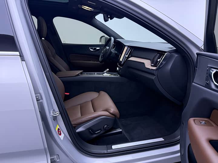 Volvo XC60 2023 B 5 4 WD — фото 22