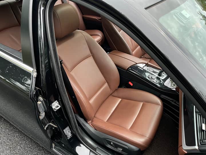 BMW 5 Series 520Li — фото 19