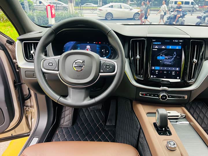 Volvo XC60 2025 B 5 4 WD — фото 15