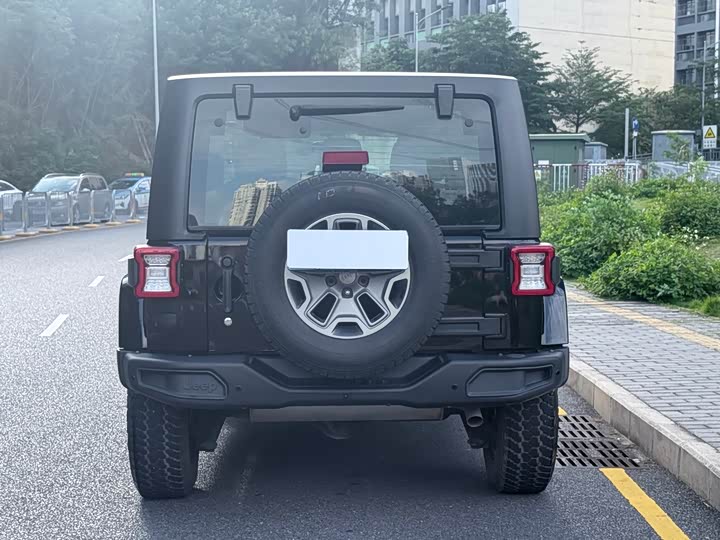 Jeep Wrangler — фото 6