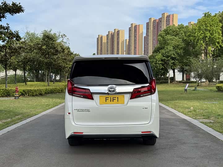 Toyota Alphard — фото 6