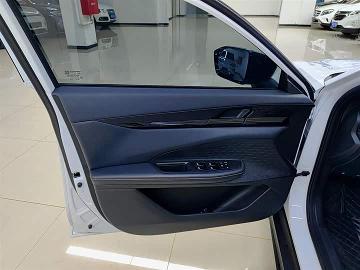 Changan UNI-V 2024 1.5 T Premium — фото 6