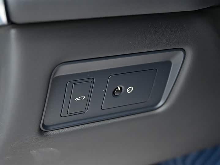 Jaguar XFL 2023 XFL 2.0 T P 200 2 WD — фото 23