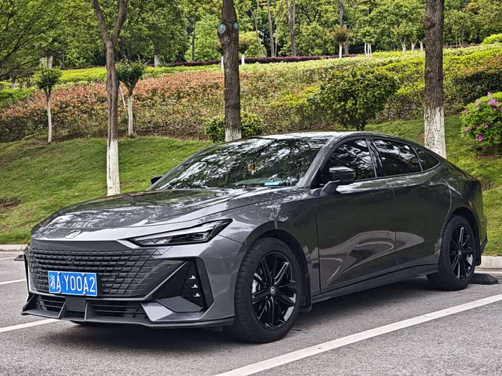 Changan UNI-V 2023 1.5 T Premium — фото 1